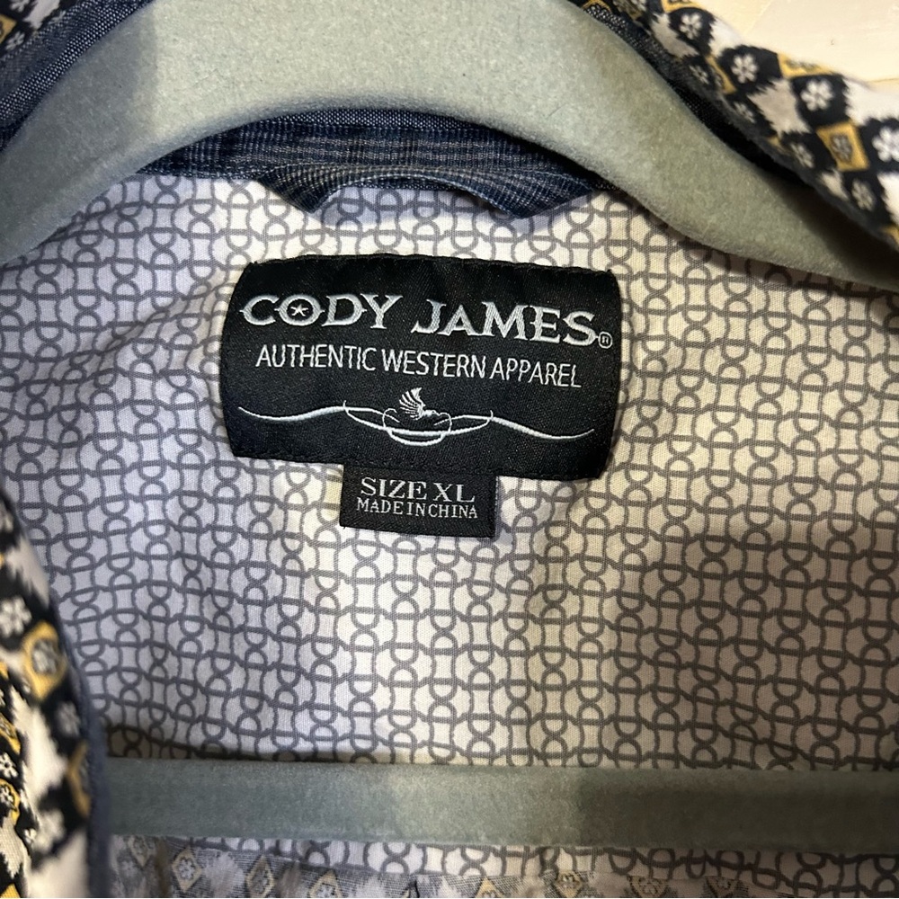 Stylish Black And White Patterned Button-Down Shi… - image 2